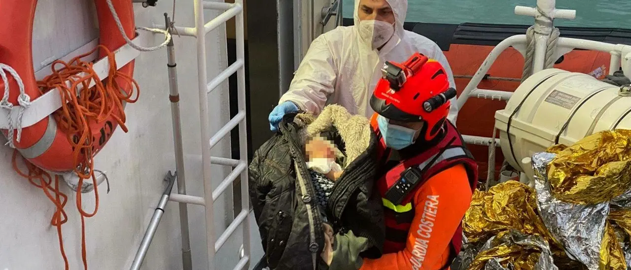 Migranti, così un barcone uguale a quello naufragato a Cutro fu soccorso a Roccella