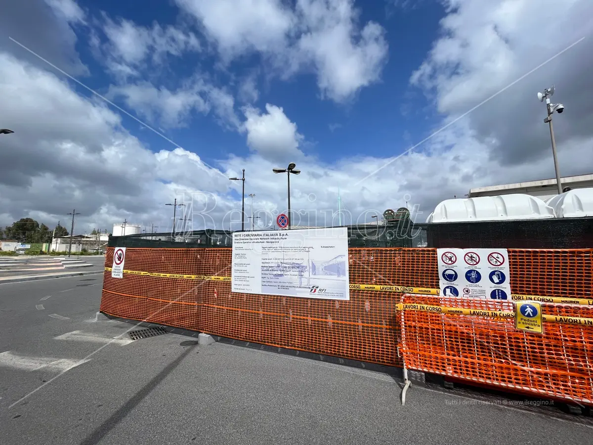Reggio, in corso il restyling dell’ingresso della stazione marittima - FOTO