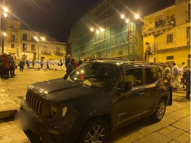 Caulonia, parroco multato mentre fa la processione: ha lasciato l'auto in divieto di sosta