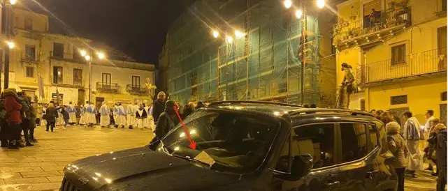 Caulonia, parroco multato mentre fa la processione: ha lasciato l'auto in divieto di sosta