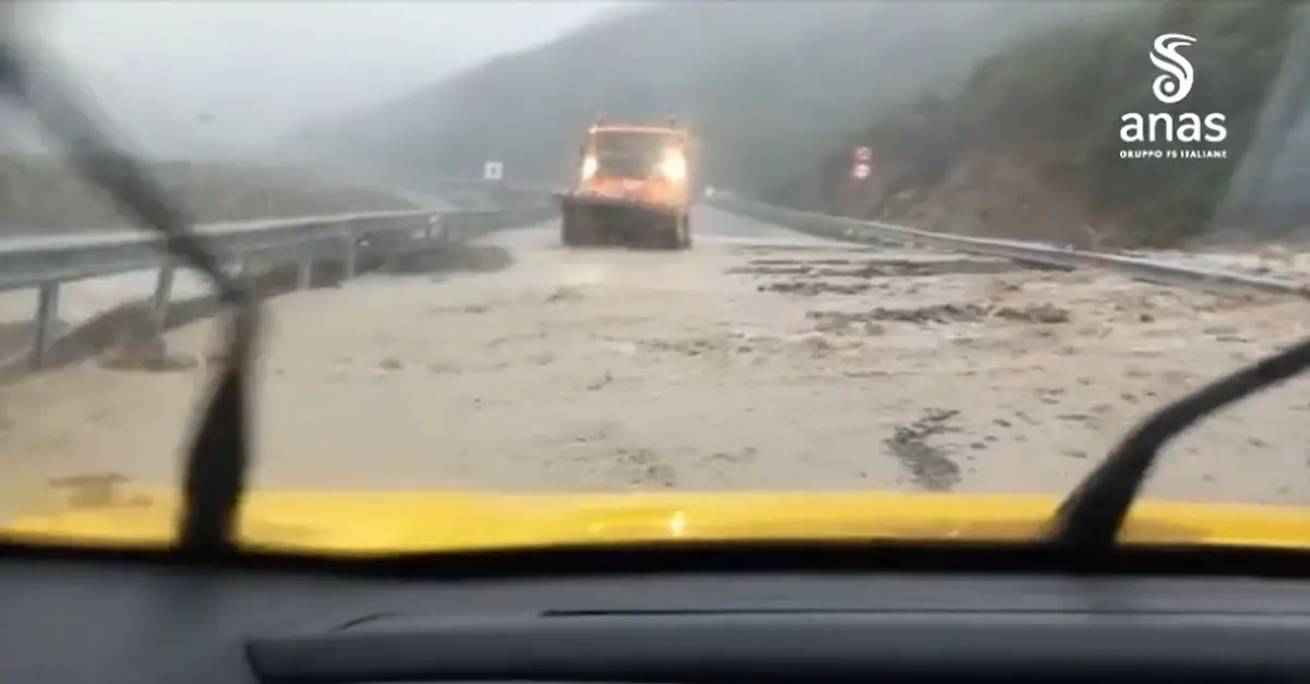 Calabria, esonda torrente e invade la Statale - VIDEO