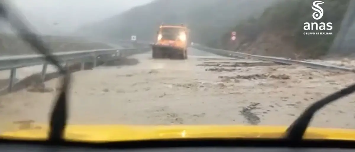 Calabria, esonda torrente e invade la Statale - VIDEO