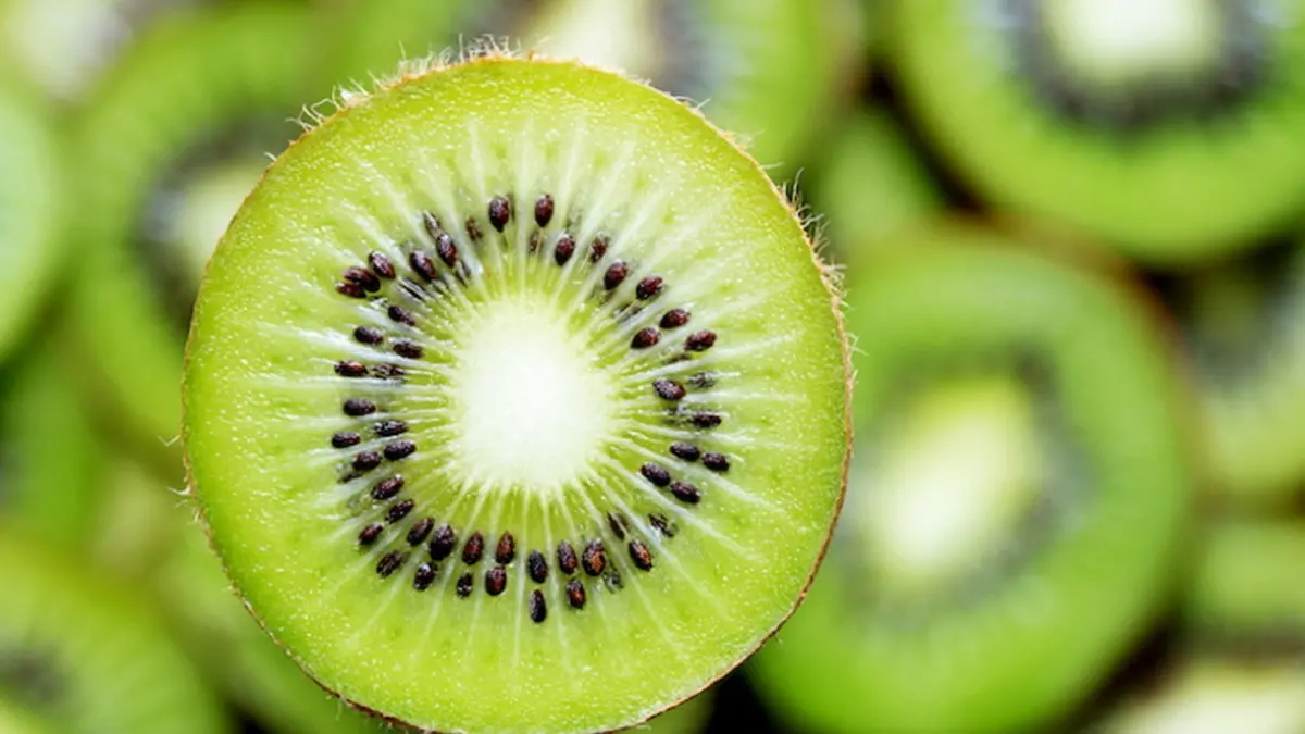 close-up view of kiwi slice on kiwi slices background , Pineapple studio - stock.adobe.com
