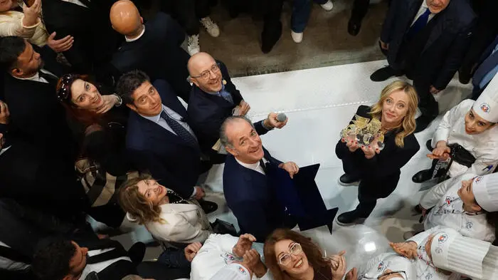 La presidente del Consiglio Giorgia Meloni e il presidente della Regione Veneto Luca Zaia durante il tour a Vinitaly, Verona, 03 aprile 2023. ANSA/ANDREA MEROLA , ANSA