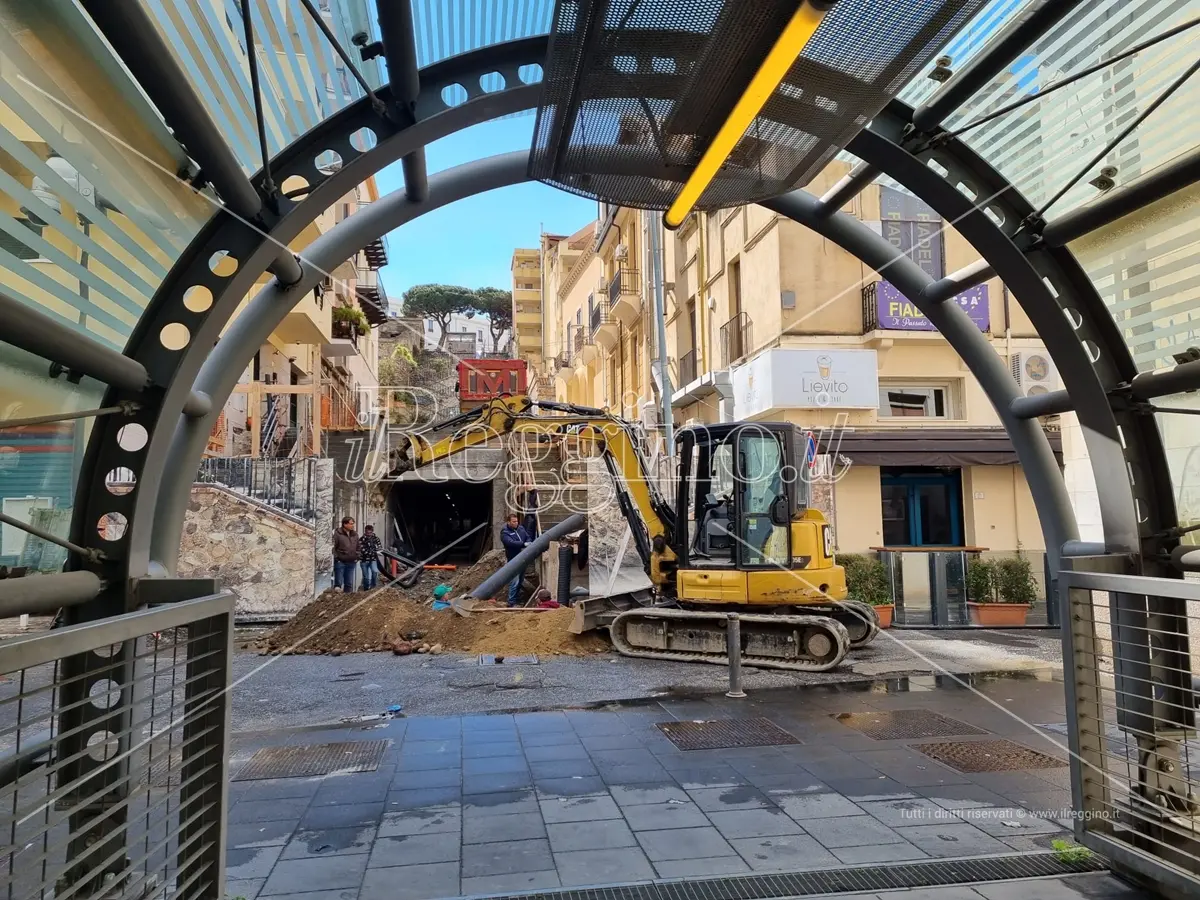 Tapis roulant a Reggio, stop al passaggio in via Filippini