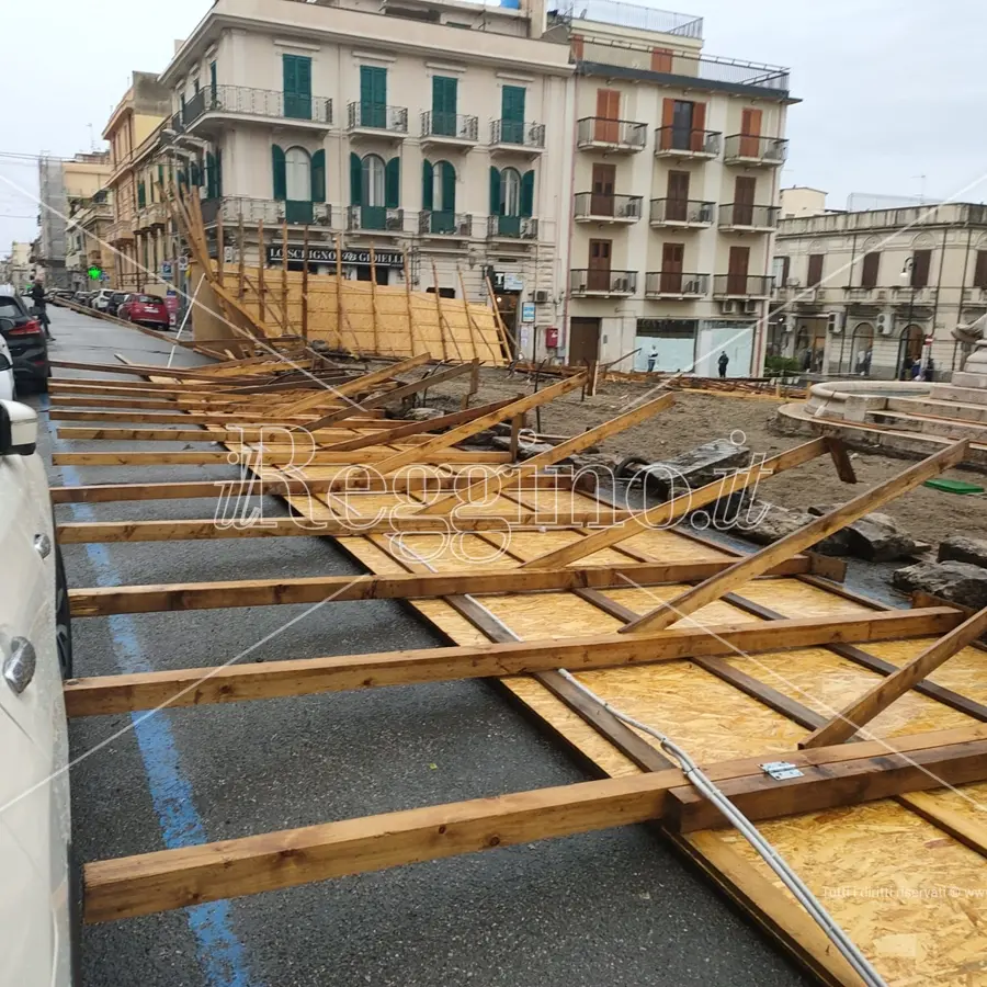 Reggio, il bunker dei lavori a piazza De Nava non regge alle forti raffiche di vento