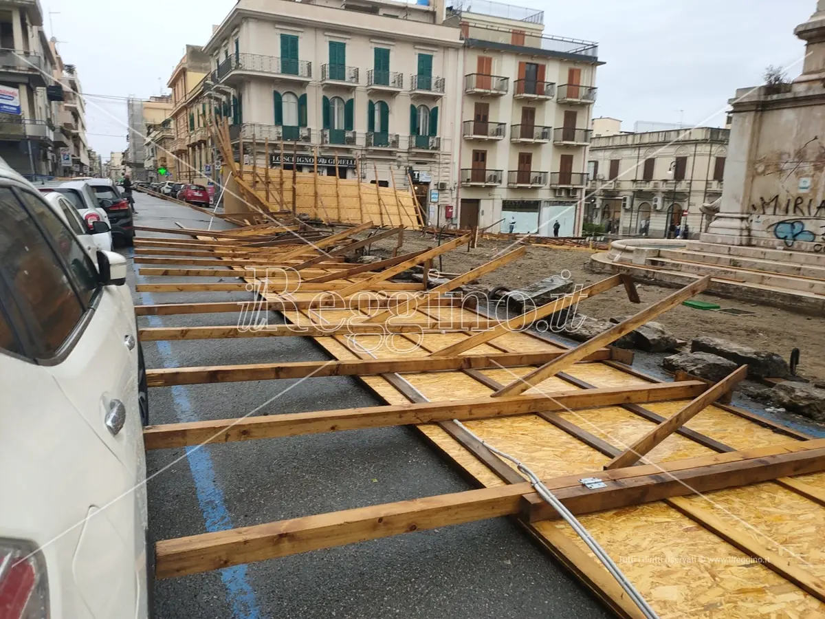 Reggio, il bunker dei lavori a piazza De Nava non regge alle forti raffiche di vento