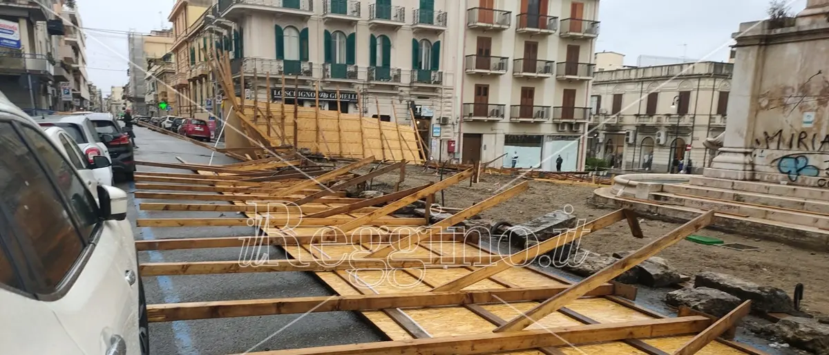 Reggio, il bunker dei lavori a piazza De Nava non regge alle forti raffiche di vento