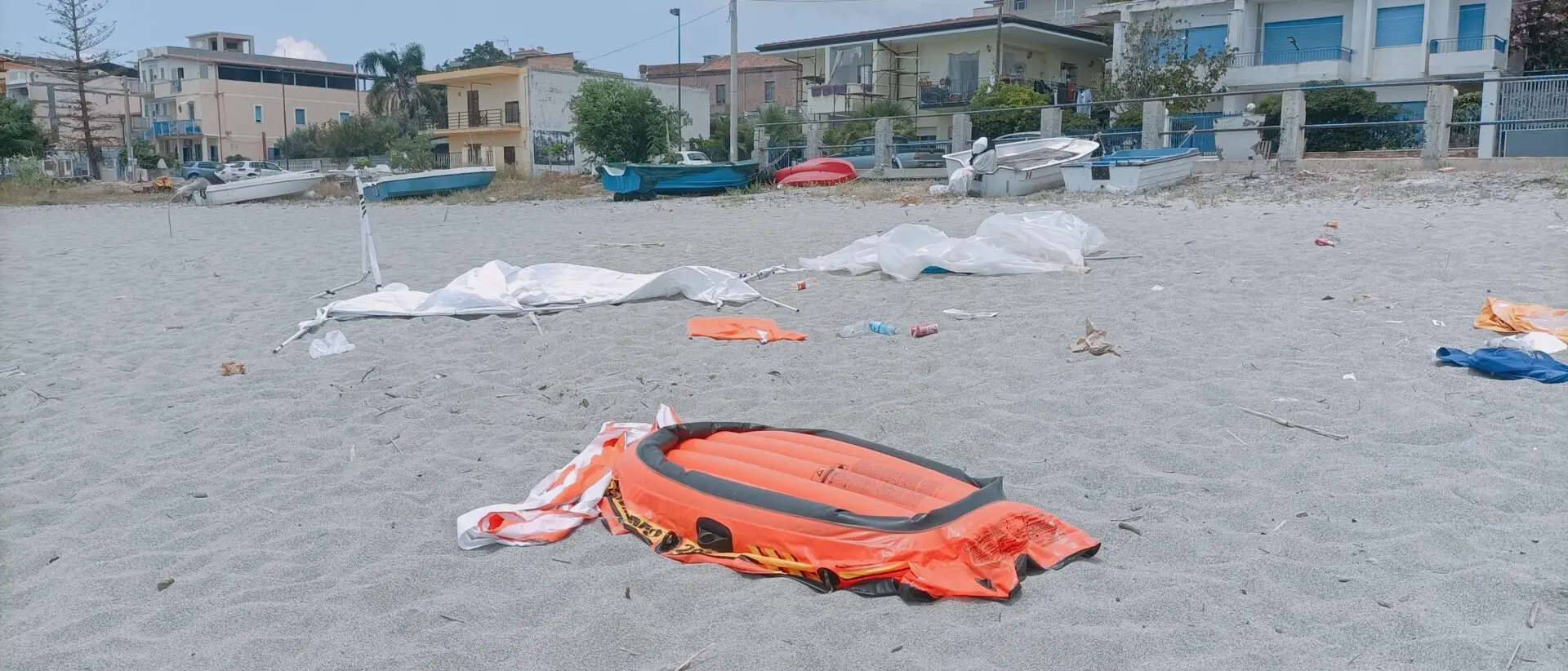 Bova Marina, dopo la giornata ecologica spiaggia ancora invasa dai rifiuti