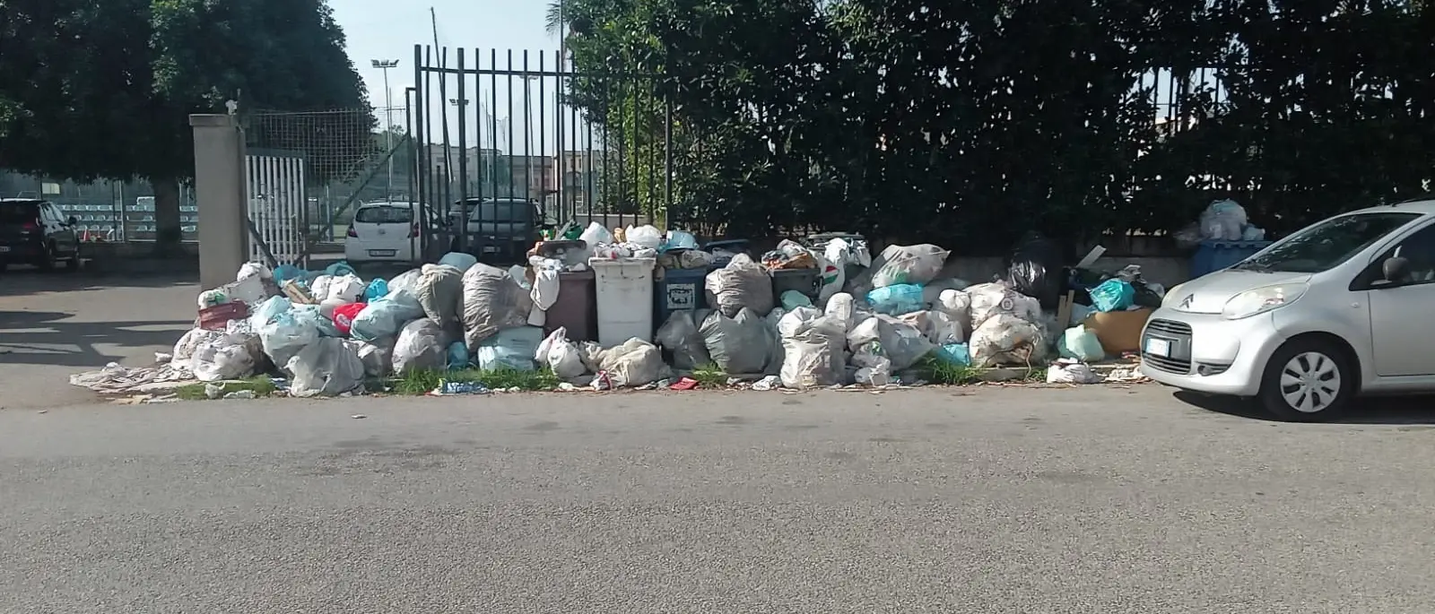 Rifiuti, l'ingresso dell'Hinterreggio Village sommerso dalla spazzatura