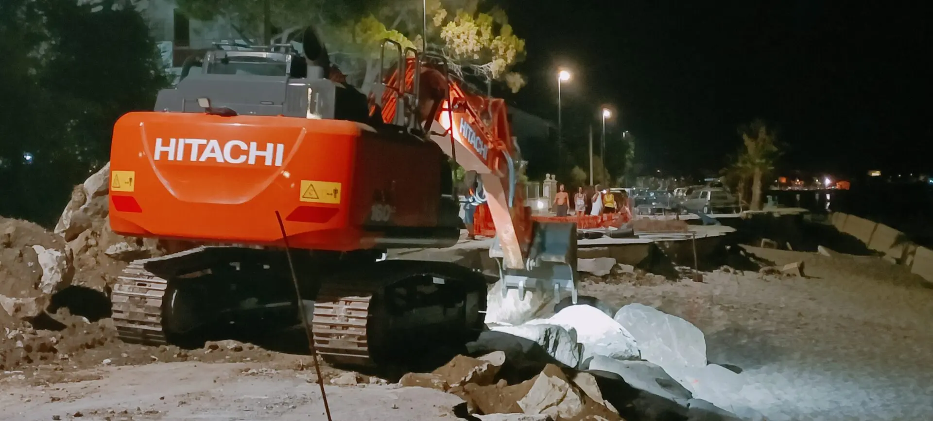 Bova Marina, sul lungomare si lavora anche di notte