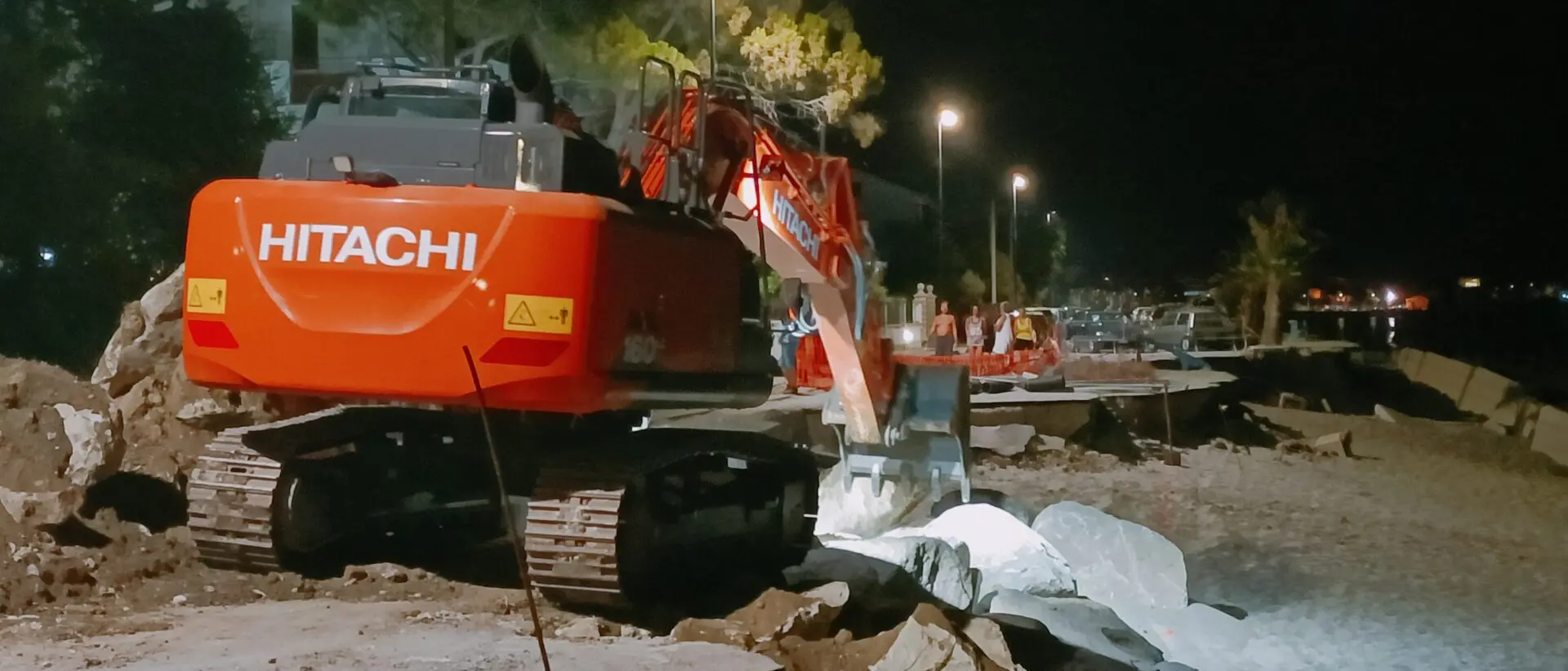Bova Marina, sul lungomare si lavora anche di notte