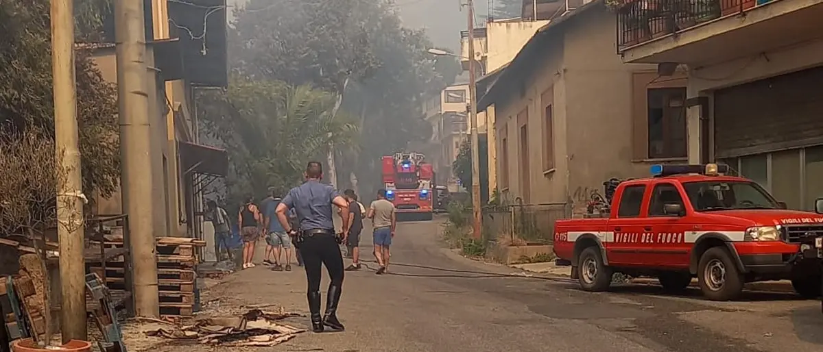 Incendi a Reggio, Marra: «Abbandonati dalle Istituzioni locali»