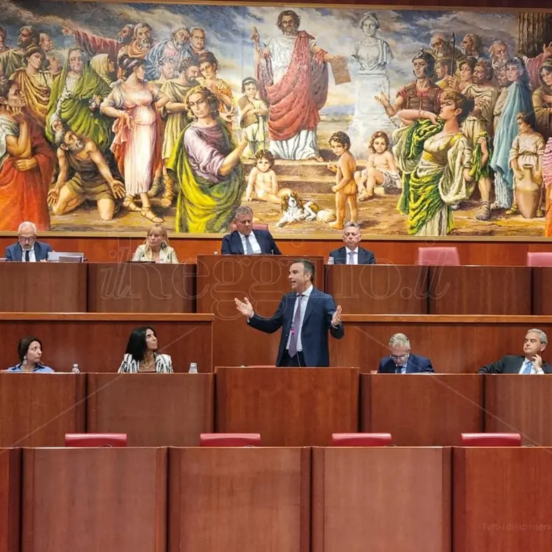 Consiglio regionale, via alla discussione sui Consorzi. Occhiuto: «Rimango presidente se posso cambiare le cose»