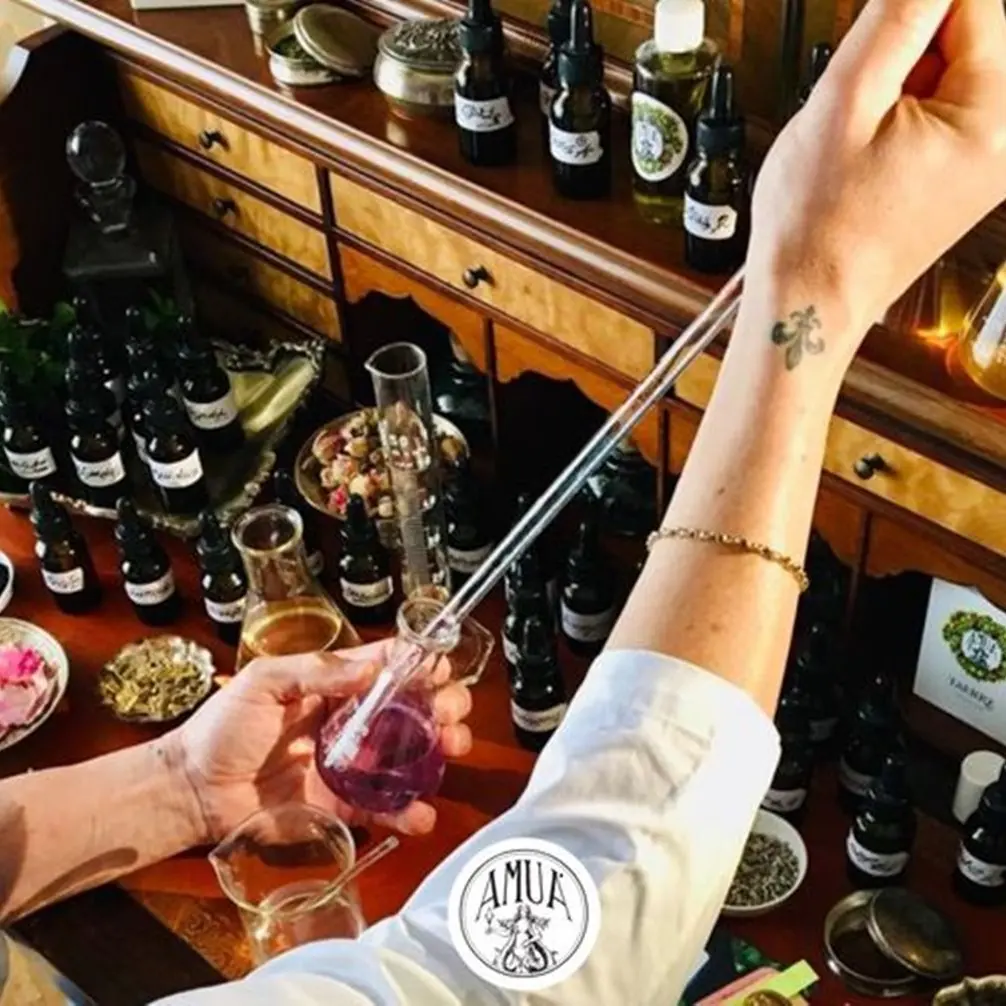 STORIE DI ARTI & MESTIERI| Taerre d’Amuà, la Calabria inebriante dell’alchimista dei sensi Antonio Familiari