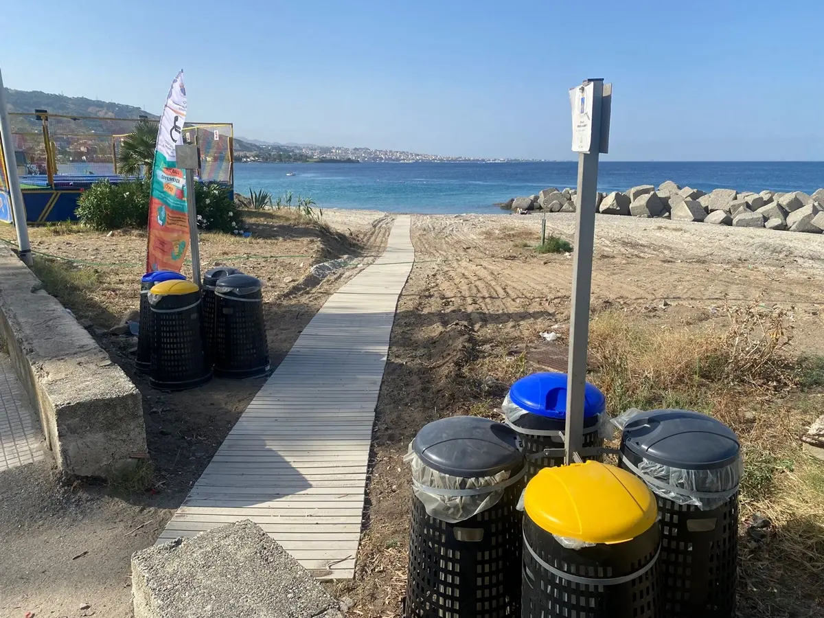 Reggio, spiagge più pulite ed accessibili e cartelloni per sensibilizzare i bagnanti sul rispetto dell'ambiente