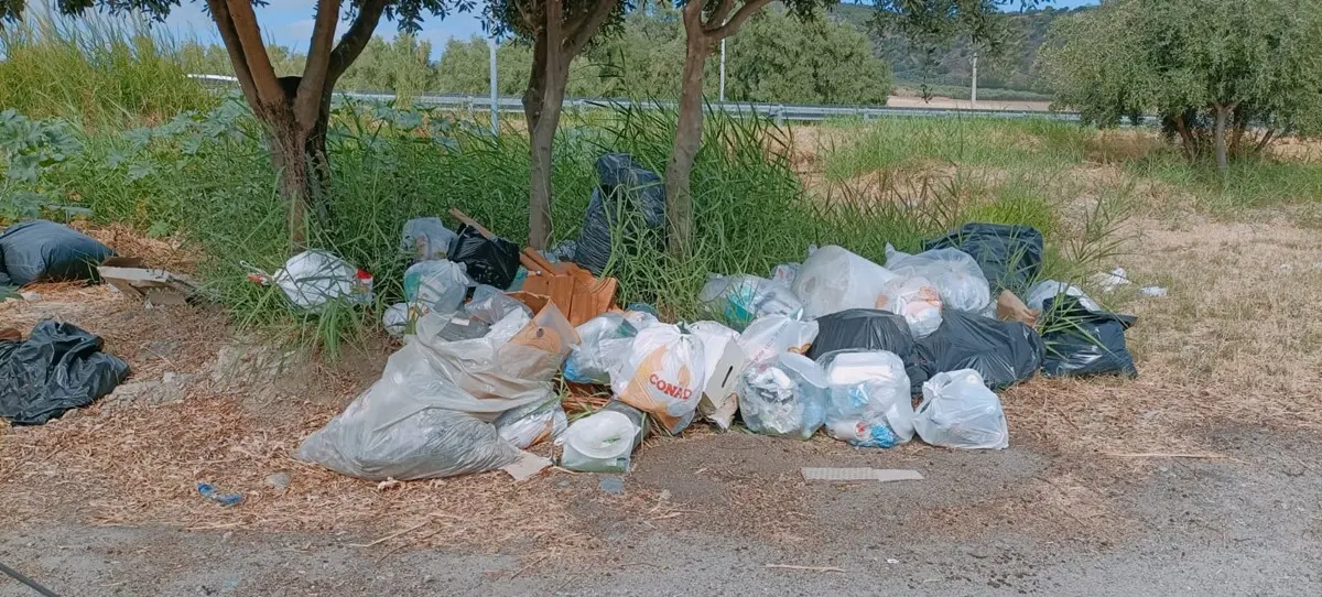 Bova Marina, nuovo sfregio al Parco Archeoderi: i rifiuti come biglietto da visita