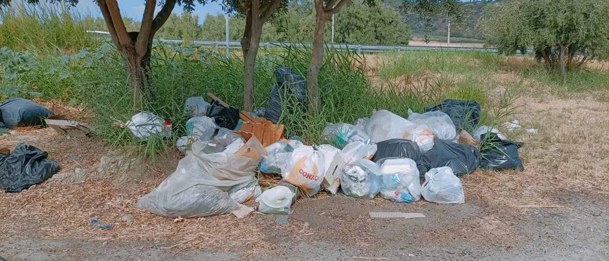 Bova Marina, nuovo sfregio al Parco Archeoderi: i rifiuti come biglietto da visita