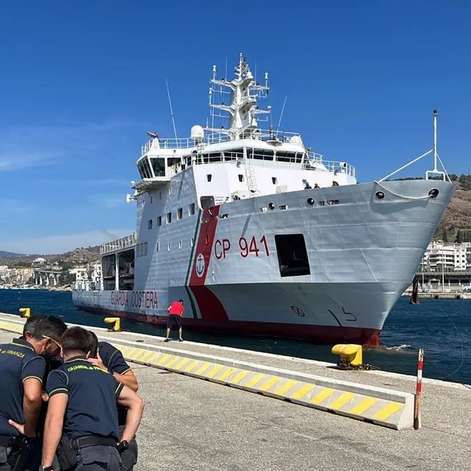 Reggio, al porto sbarcano oltre 500 migranti dalla nave Dattilo