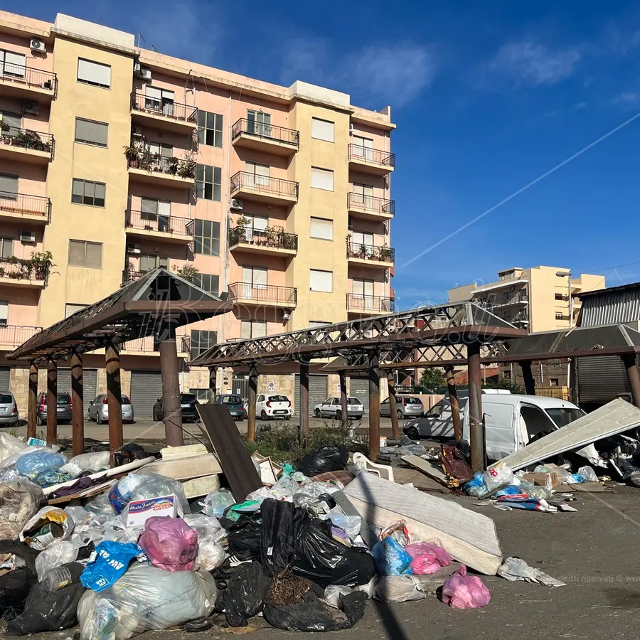 Reggio, rifiuti e degrado al rione Marconi: nessuna tregua - FOTO