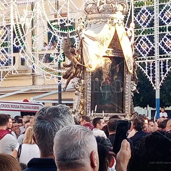 «Ora e sempre evviva Maria»: la Vara comincia la sua \"passeggiata\" tra i fedeli - FOTOGALLERY