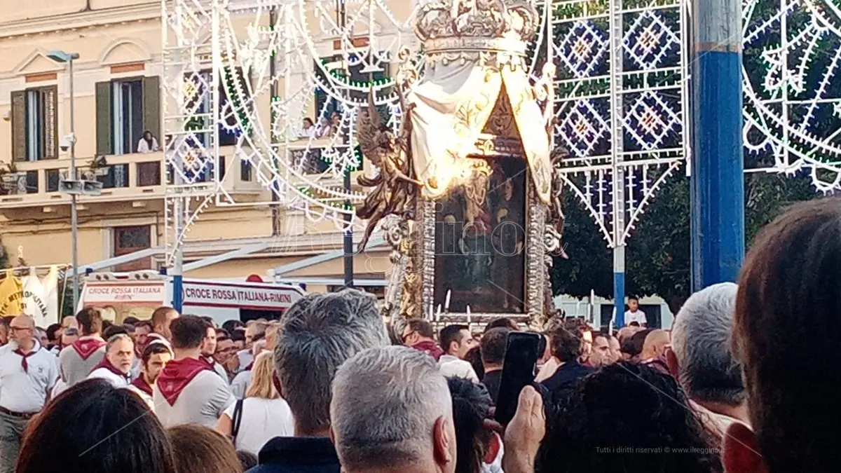«Ora e sempre evviva Maria»: la Vara comincia la sua \"passeggiata\" tra i fedeli - FOTOGALLERY