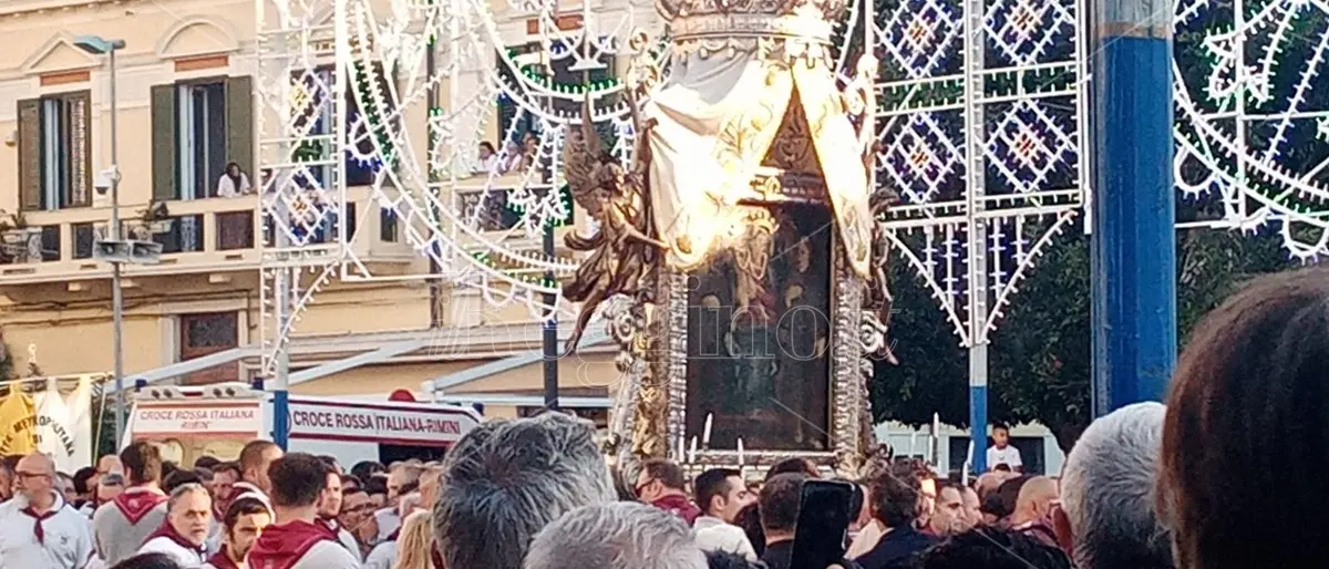 «Ora e sempre evviva Maria»: la Vara comincia la sua \"passeggiata\" tra i fedeli - FOTOGALLERY