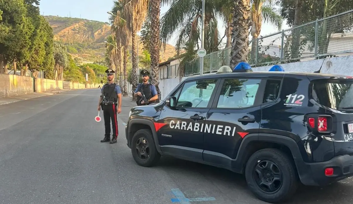 Reggio, cerca di liberarsi della droga ma viene sorpreso dai carabinieri: in manette 42enne