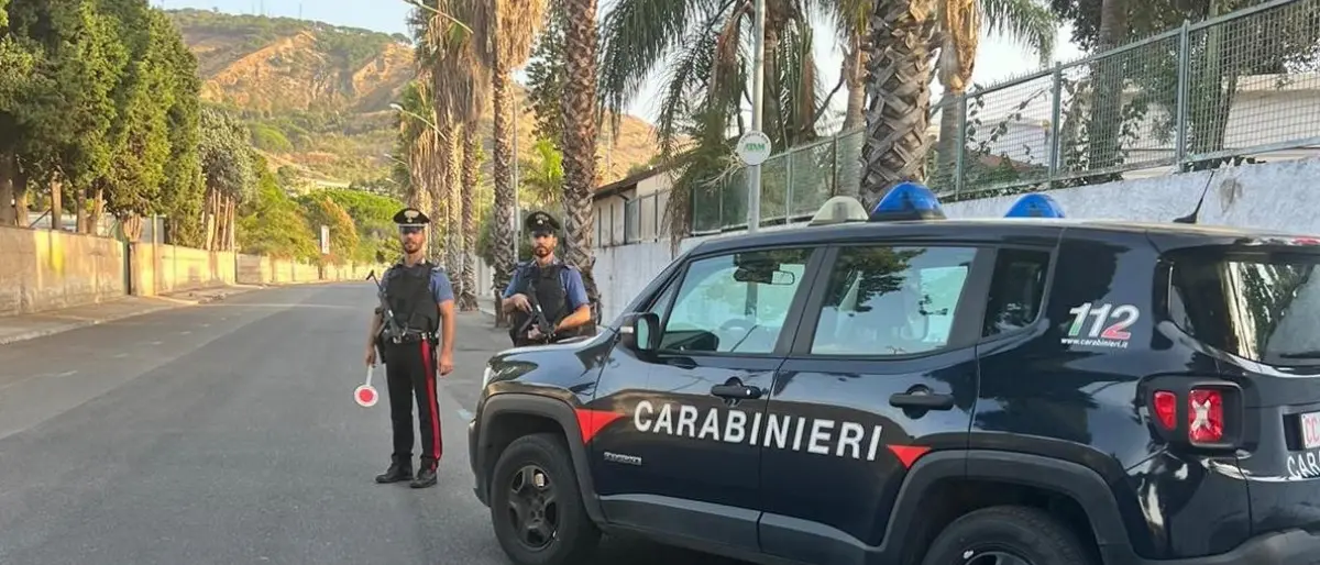 Reggio, cerca di liberarsi della droga ma viene sorpreso dai carabinieri: in manette 42enne