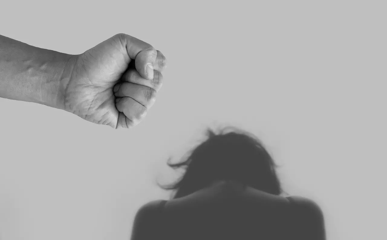Femminicidio: colpisce la moglie con le forbici e tenta il suicidio