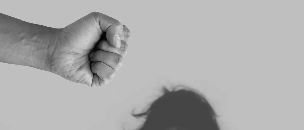 Femminicidio: colpisce la moglie con le forbici e tenta il suicidio