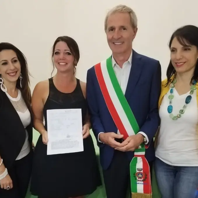 \"Ambasciatore di Caulonia nel Mondo\", il comune consegna la pergamena a Kari Ann Roccisano