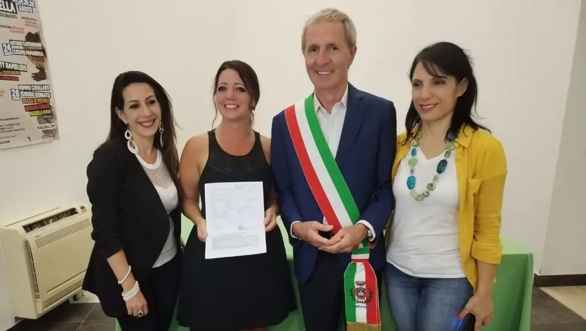 \"Ambasciatore di Caulonia nel Mondo\", il comune consegna la pergamena a Kari Ann Roccisano
