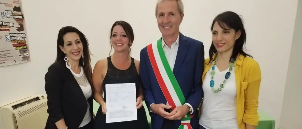 \"Ambasciatore di Caulonia nel Mondo\", il comune consegna la pergamena a Kari Ann Roccisano