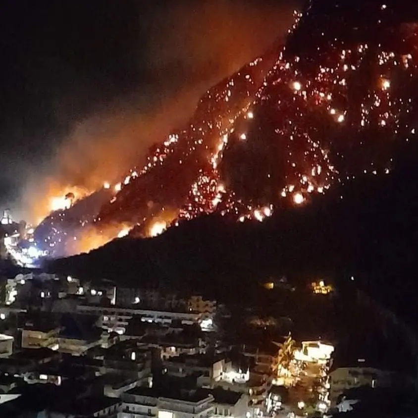 Torna l'incubo incendi, fiamme da Vinco a Sant'Alessio e a Bagnara servono rinforzi: in arrivo auto mediche e la colonna mobile da Catanzaro