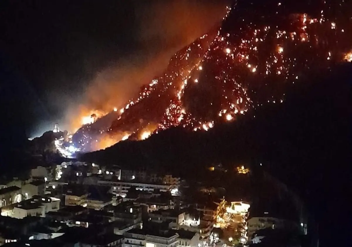 Torna l'incubo incendi, fiamme da Vinco a Sant'Alessio e a Bagnara servono rinforzi: in arrivo auto mediche e la colonna mobile da Catanzaro
