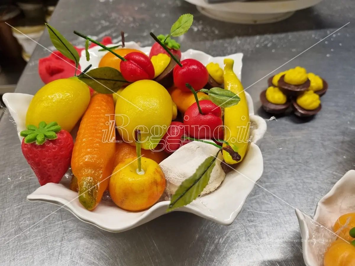 2 Novembre a Reggio, a tavola la dolcezza di frutta martorana e “ossa dei morti” - GALLERY