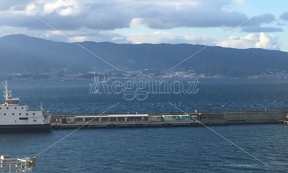 Porto di Reggio, centinaia di migranti sbarcano ma il centro di accoglienza non c'è più