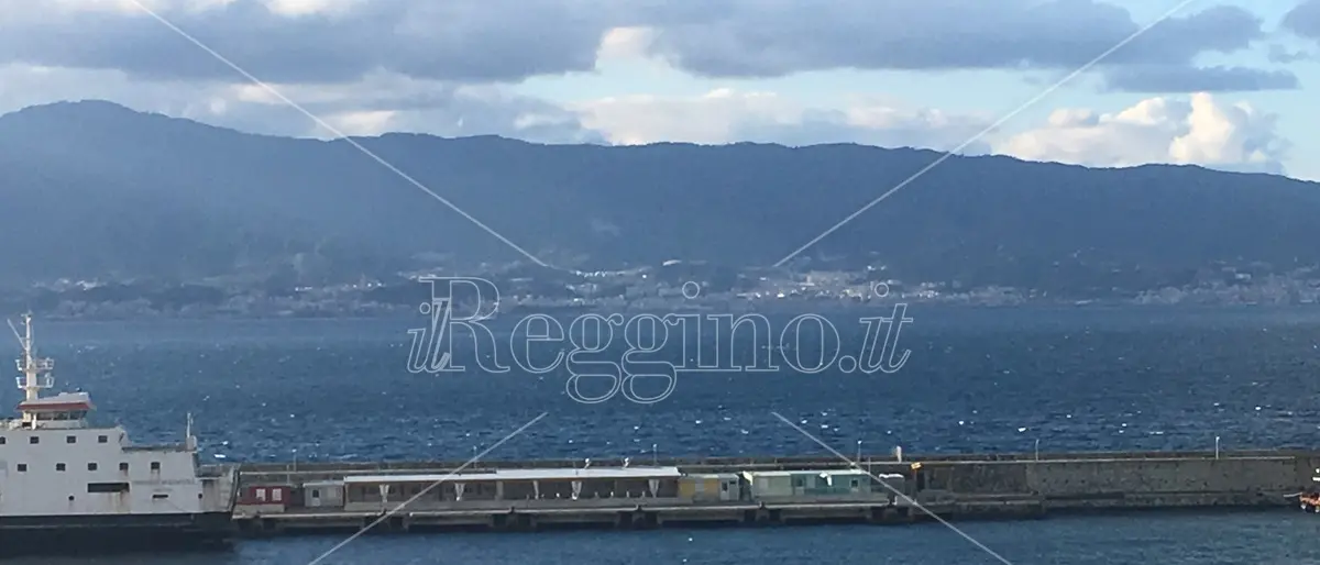 Porto di Reggio, centinaia di migranti sbarcano ma il centro di accoglienza non c'è più