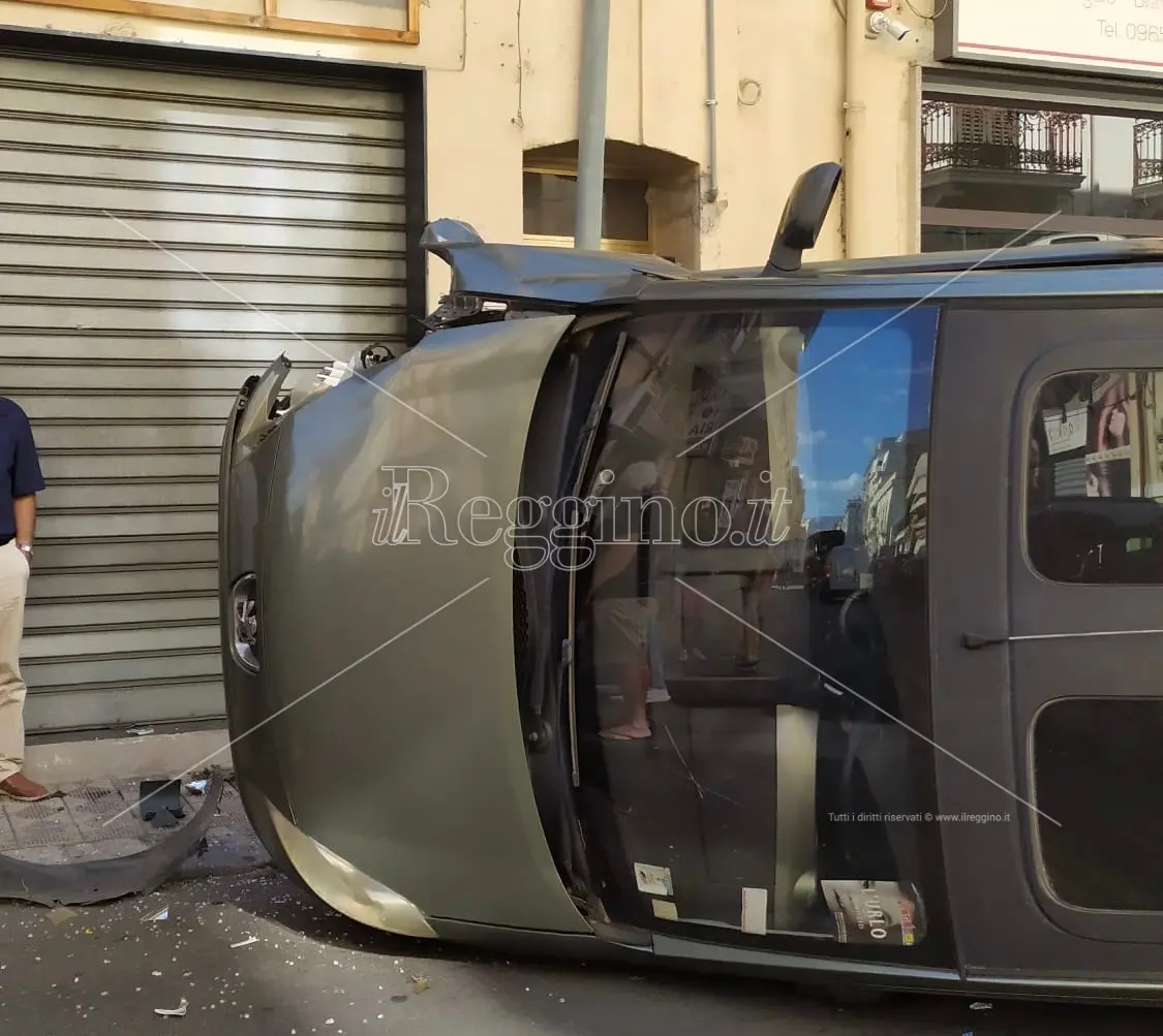 Reggio, accusa un malore e perde il controllo dell'auto: Don Pietro trasportato al Gom