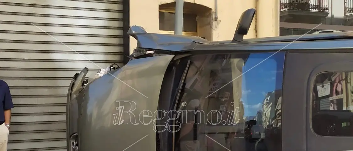 Reggio, accusa un malore e perde il controllo dell'auto: Don Pietro trasportato al Gom