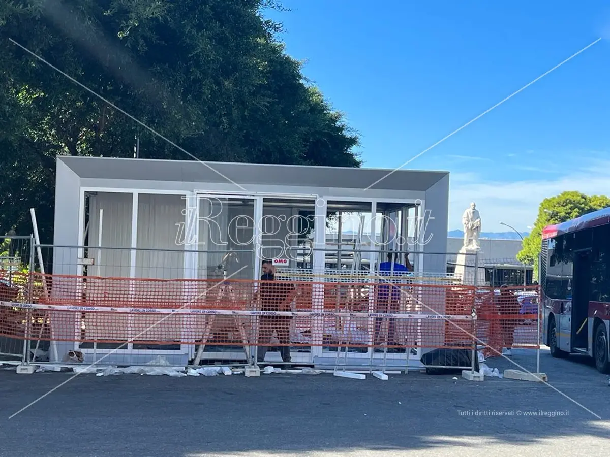 Piazza Garibaldi a Reggio, col posizionamento dell'edicola avanti tutta ai lavori