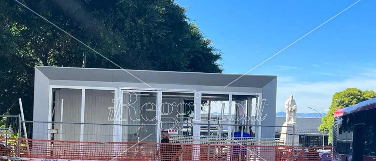 Piazza Garibaldi a Reggio, col posizionamento dell'edicola avanti tutta ai lavori