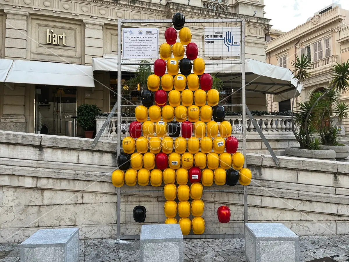 A Reggio l'albero di Natale per la sicurezza sul lavoro