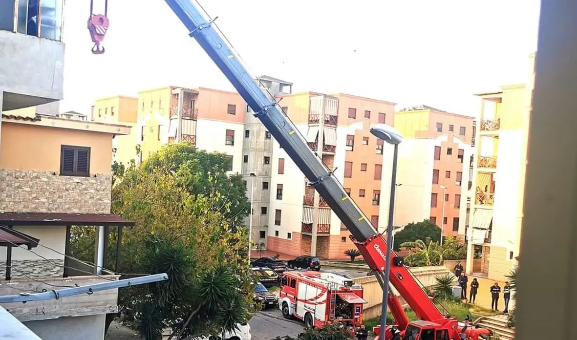 Reggio, blitz dei carabinieri al rione Marconi: gru in azione sulle strutture abusive