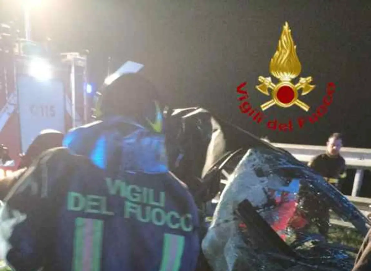 San Luca, vigili del fuoco soccorrono tre uomini bloccati nel santuario