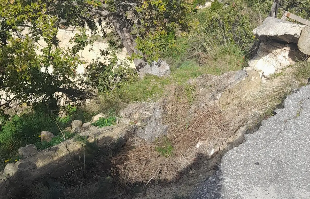 Reggio, i cittadini denunciano: «A quattro anni dalla frana Vinco è abbandonata»