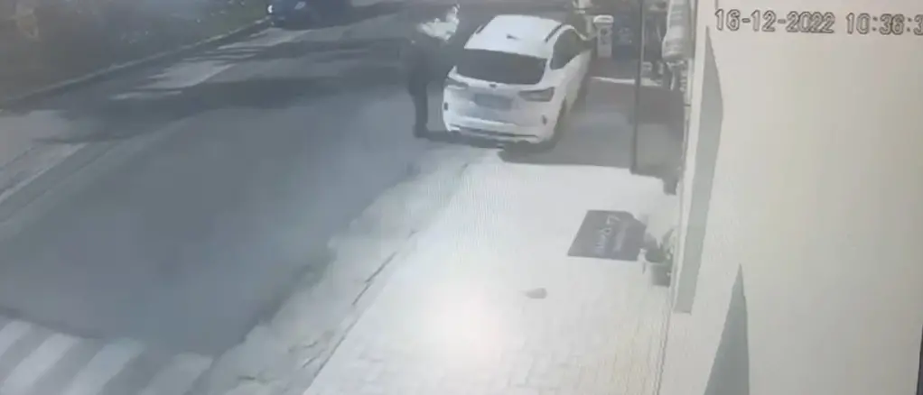 Palmi, auto impazzita va fuori strada: anziano si salva per miracolo - VIDEO