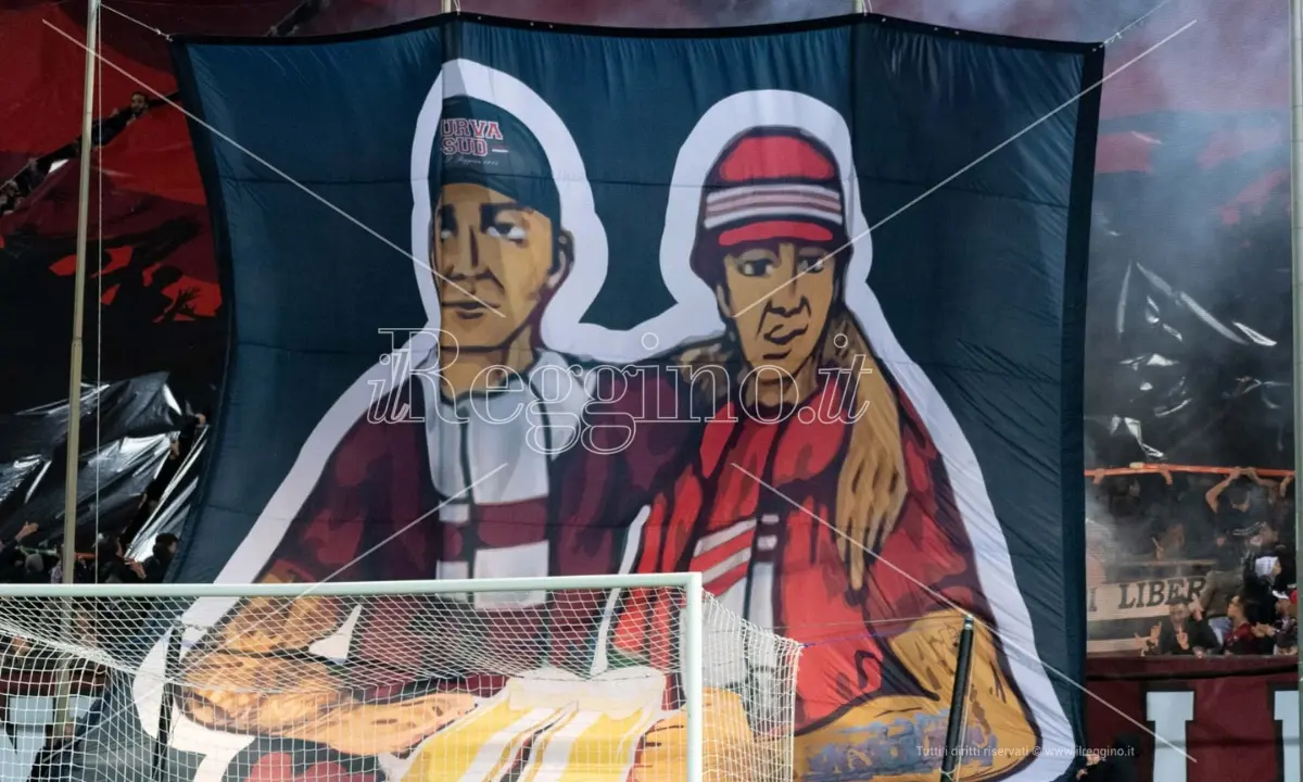 Reggina-Bari, super coreografia in Curva Sud. Record di presenze - FOTO