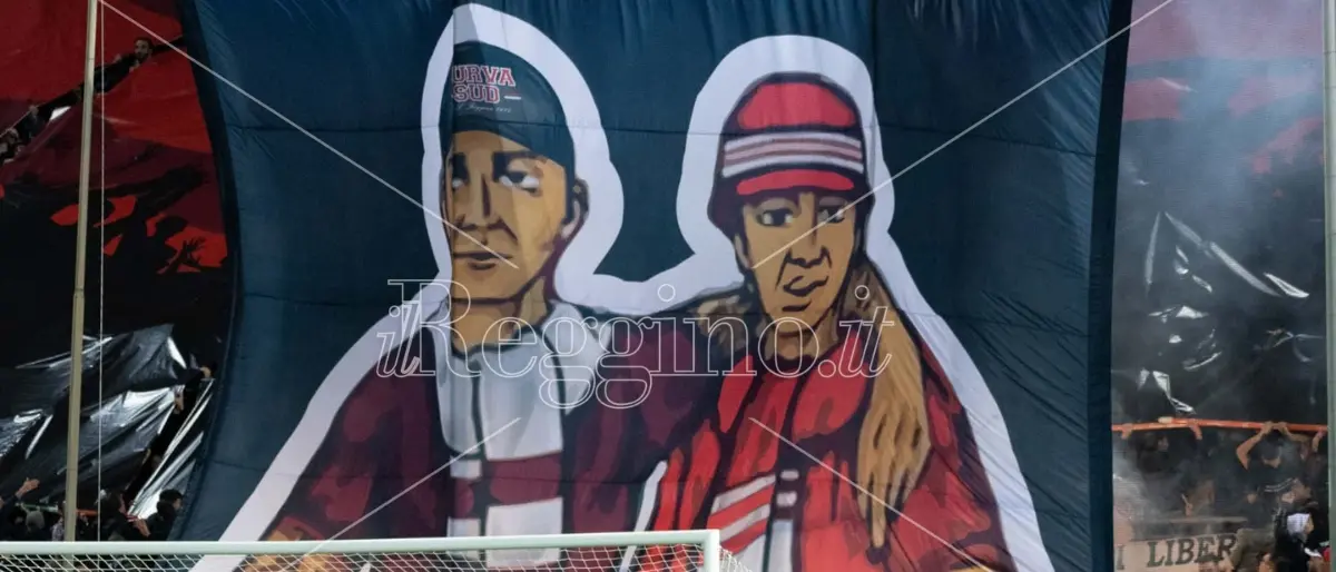 Reggina-Bari, super coreografia in Curva Sud. Record di presenze - FOTO